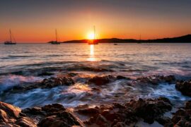 Séjour à moto en Corse coucher du soleil au bord de la mer