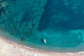 Séjour à moto en Corse et plage déserte